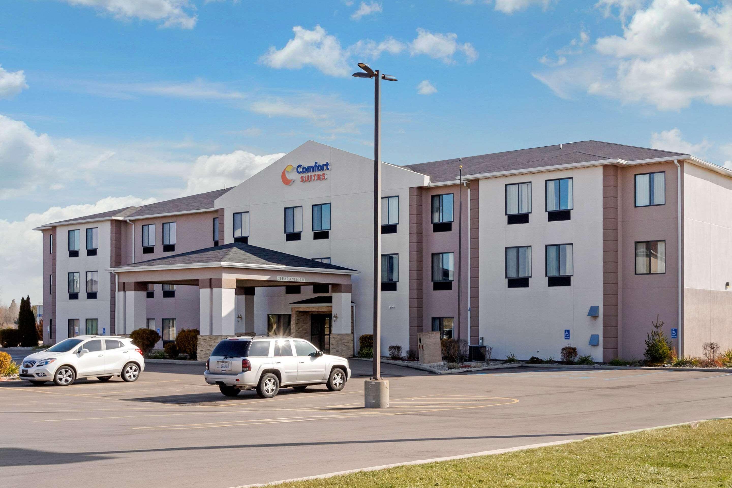 Comfort Suites South Haven Near I-96 Exterior photo